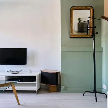 Duplex A 10min From Train Station 아파트 릴