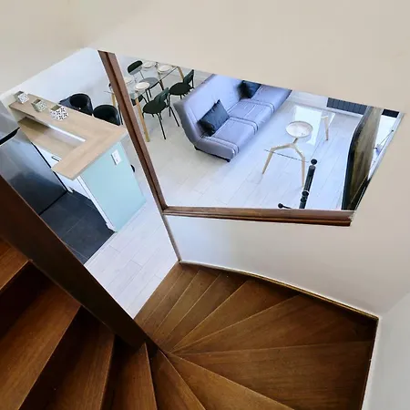 Duplex A 10min From Train Station 아파트